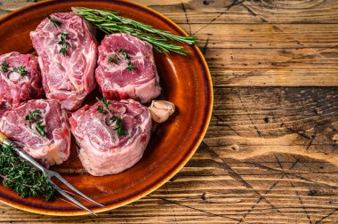 Kuzu boynunda, kekik ve biberiyeli kuzu eti. Ahşap arka plan. Üst Manzara. Boşluğu kopyala.