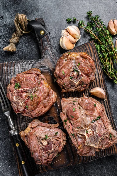 Filetes Carne Cordero Parrilla Una Tabla Madera Con Hierbas Fondo —  Fotos de Stock