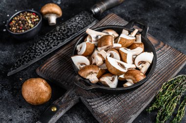 Dilimlenmiş çiğ mantar kahverengi şampiyon. Siyah arka plan. Üst görünüm