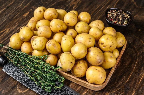 Junge Ganze Babykartoffeln Einem Holztablett Holzuntergrund Ansicht Von Oben — Stockfoto