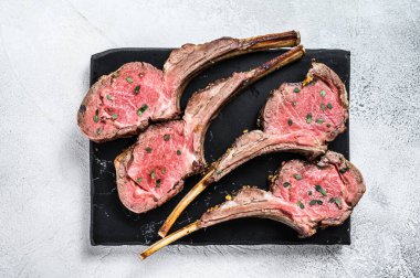 Fırında kuzu pirzola bifteği. Beyaz arka plan. Üst görünüm