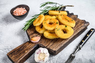 Kızarmış kalamar ve soğan halkaları. Beyaz arka plan. Üst görünüm.