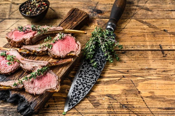 Costolette di agnello grigliate. sfondo in legno. Vista dall'alto. Copia spazio — Foto Stock