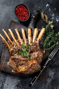 Izgara kuzu pirzolası. Siyah arka plan. Üst görünüm