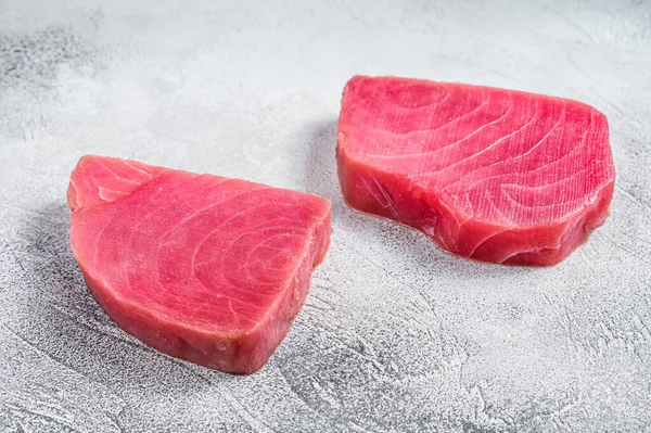 Kırsal Masada Iki Çiğ Ton Balığı Bifteği Beyaz Arka Plan — Stok fotoğraf