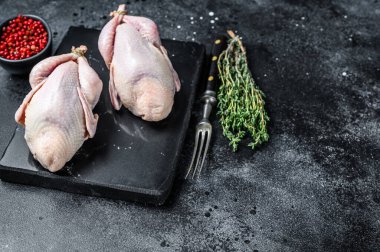 Çiftlik çevresi dostu çiğ bıldırcın pişirmeye hazır. Siyah arka plan. Üst Manzara. Boşluğu kopyala