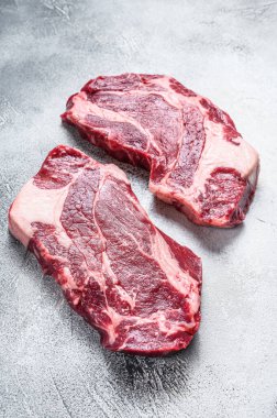 Çiğ Chuck göz devirme bifteği birinci sınıf et. Beyaz arka plan. Üst görünüm