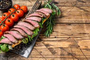 Et mezarlığında roka ve peynirli ızgara biftekli sandviç. Ahşap arka plan. Üst Manzara. Boşluğu kopyala.