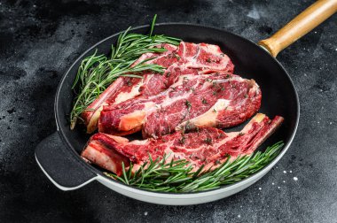 Taze kesilmiş çiğ et. Karanlık ahşap arka plan. Üst görünüm.