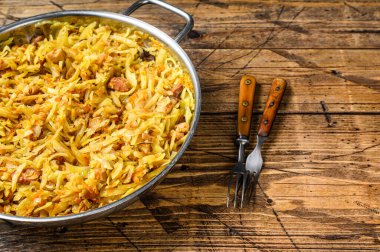 Bigos lahanası et, mantar ve sosisle pişirilmiş. Ahşap arka plan. Üst Manzara. Boşluğu kopyala.