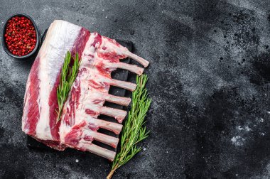 Mermer tahtada çiğ kuzu eti. Siyah arka plan. Üst Manzara. Boşluğu kopyala