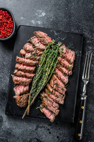 Rok machete gegrild vlees rundvlees Biefstuk. Zwarte achtergrond. Bovenaanzicht — Stockfoto