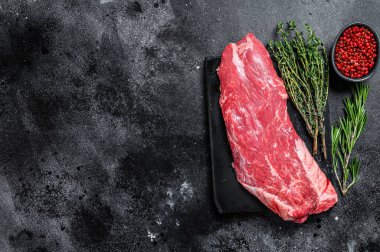 Çiğ et bifteği. Siyah arka plan. Üst Manzara. Boşluğu kopyala
