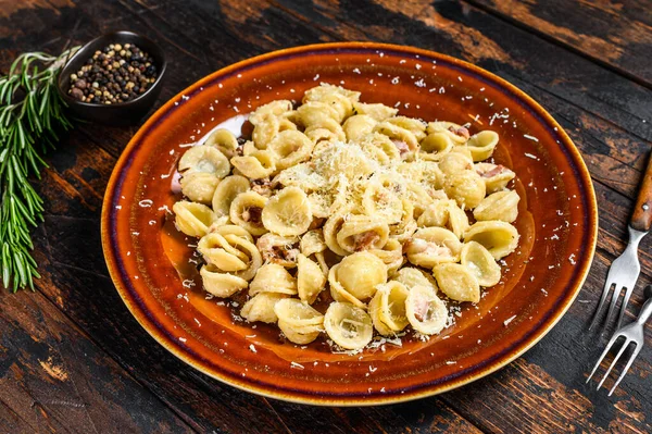 Pasta Orecchiette Mit Bauchspeck Hartem Parmesan Und Sahnesoße Dunkler Holzhintergrund — Stockfoto