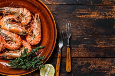 Tabakta ızgara kaplan karidesi. Koyu ahşap arka plan. Üst Manzara. Boşluğu kopyala