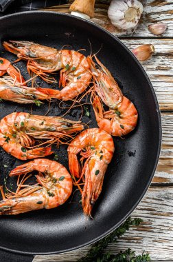 Kavrulmuş dev kaplan karidesleri tavada karides. Beyaz ahşap arka plan. Üst görünüm