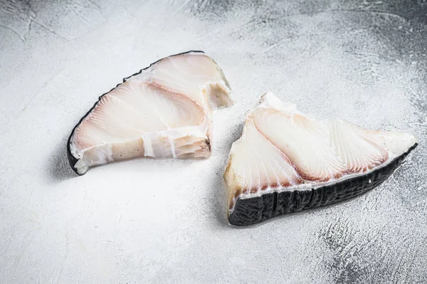 Bifes de peixe de tubarão cru em uma mesa de cozinha. Fundo branco. Vista superior — Fotografia de Stock