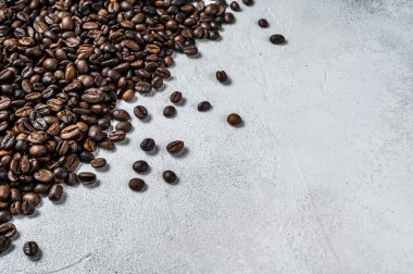 Kırsal masada kavrulmuş kahve çekirdekleri. Beyaz arka plan. Üst Manzara. Boşluğu kopyala