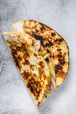 Peynirli kızarmış tavuk Quesadilla. Beyaz arka plan. Üst görünüm