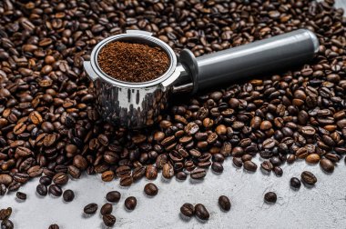 Portafilter 'da kahve çekirdekli espresso için öğütülmüş kahve. Beyaz arka plan. Üst görünüm