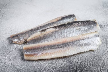 Salamura deniz balığı fileto salamurası. Beyaz arka plan. Üst görünüm