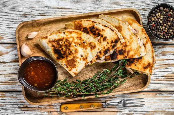 Vegetariska snacks quesadilla med grönsaker och ost på träbricka. Vit trä bakgrund. Ovanifrån — Stockfoto