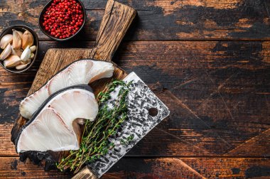 Kesme tahtasında satırla Mavi Köpekbalığı çiğ bifteği. Koyu ahşap arka plan. Üst Manzara. Boşluğu kopyala