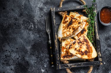 Tavuk, domates, mısır ve peynirli Meksika quesadilla 'sı. Siyah arka plan. Üst Manzara. Boşluğu kopyala