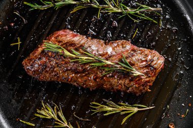 Üst bıçaklı, tavada Denver bifteği. Mermer et. Gri arka plan. Üst görünüm