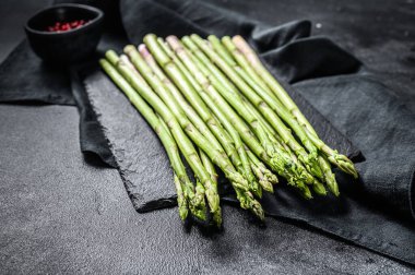 Taze yeşil kuşkonmaz bankları. Siyah arka plan. Üst Manzara. Boşluğu kopyala