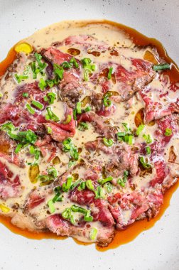 Taze soğanlı tataki bifteği. Beyaz arka plan. Üst görünüm