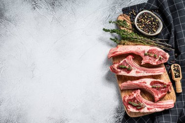 Çiğ, taze pirzola, biber ve kekik. Organik et. Beyaz arka plan. Üst Manzara. Boşluğu kopyala