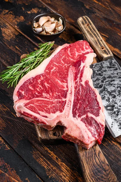 Viande de boeuf italienne florentine T-bone Steak aux herbes sur une planche à découper en bois. Fond en bois foncé. Vue du dessus — Photo