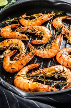 Izgara dev Langoustine karidesler, kızartma tavasında karidesler. Siyah arka plan. Üst görünüm