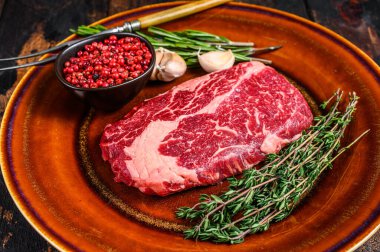 Kırsal bir tabakta siyah angus bifteği. Koyu ahşap arka plan. Üst görünüm