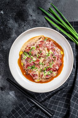 Taze soğanlı tataki bifteği. Siyah arka plan. Üst görünüm