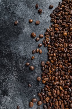 Kırsal masada kavrulmuş kahve çekirdekleri. Siyah arka plan. Üst Manzara. Boşluğu kopyala