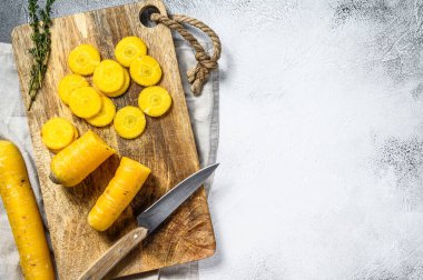 Üstsüz dilimlenmiş taze havuç, sebze pişirme kavramı. Gri arka plan. Üst Manzara. Boşluğu kopyala