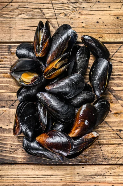 Meeresfrüchte frische Miesmuscheln auf dem Küchentisch. Schwarzer Hintergrund. Ansicht von oben — Stockfoto