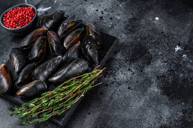 Mermer bir tahtanın üzerinde kaynamış midyeler. Siyah arka plan. Üst Manzara. Boşluğu kopyala