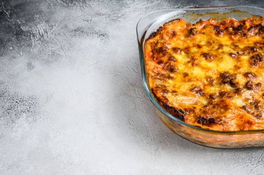 Fırın kabında bolonez soslu klasik lazanya. Beyaz arka plan. Üst Manzara. Boşluğu kopyala