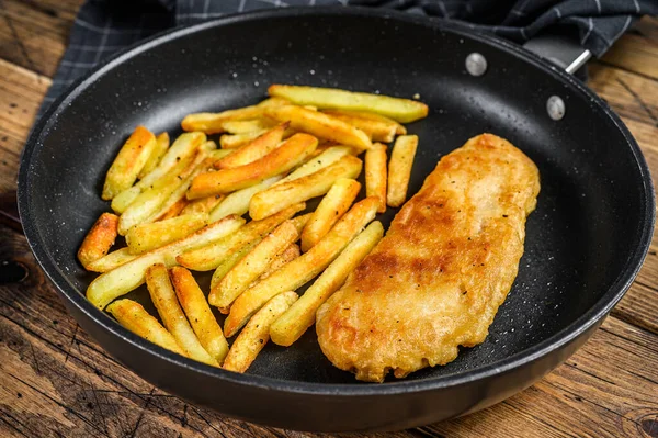 Engelska Traditionell fisk och chips skålen i en panna. Trä bakgrund. Ovanifrån — Stockfoto