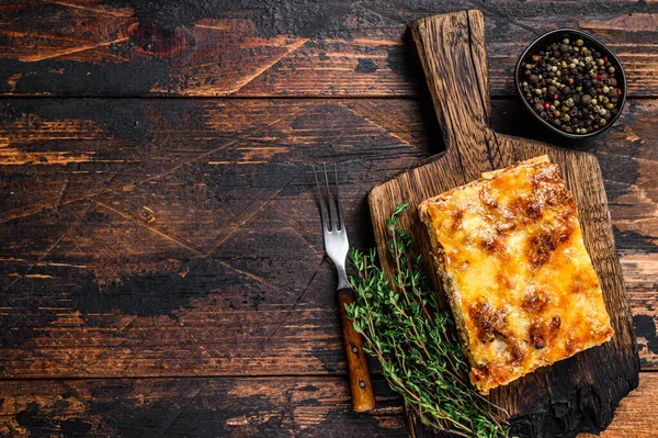 意大利腊肠，配以博洛尼亚酱和肉馅牛肉。深色的木制背景。顶部视图。复制空间 — 图库照片