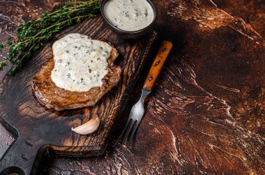 Biber soslu ızgara sığır eti bifteği. Karanlık arka plan. Üst Manzara. Boşluğu kopyala