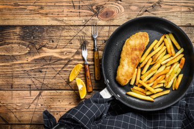 Geleneksel İngiliz Balık ve patates kızartması tavada. Ahşap arka plan. Üst Manzara. Boşluğu kopyala