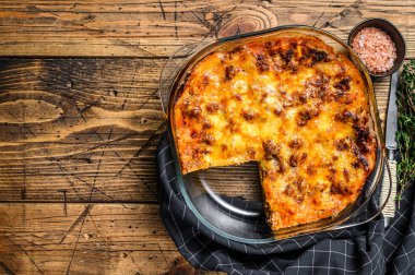 Bolonez soslu lazanya ve fırında kıyma. Ahşap arka plan. Üst Manzara. Boşluğu kopyala