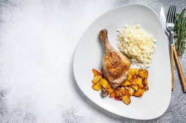 Fırında pişirilmiş ördek bacağı ve incir ve şeftali. Beyaz arka plan. Üst Manzara. Boşluğu kopyala