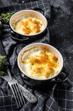 Kil kapta peynirli tavuk ve mantar güveci. Siyah arka plan. Üst görünüm