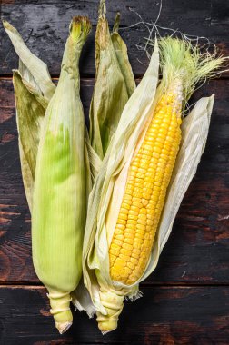 Tahta masada olgun mısır taneleri. Ahşap arka plan. Üst görünüm