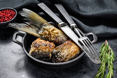 Kızarmış gümüş sazan balığı. Siyah arka plan. Üst görünüm